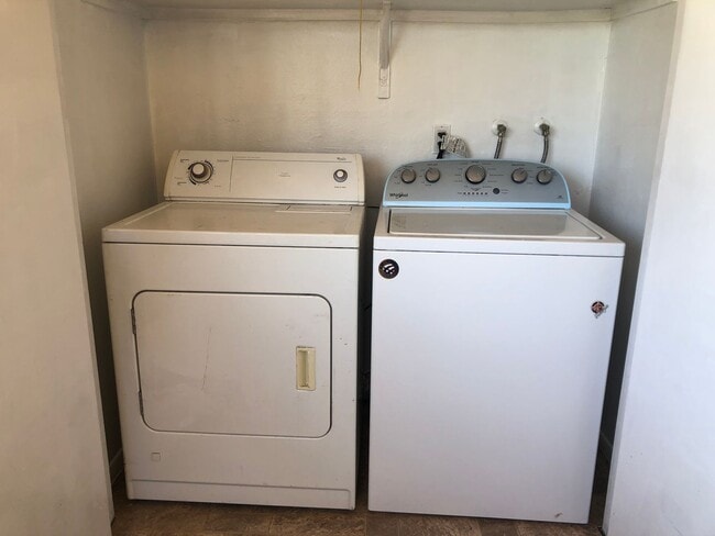 Building Photo - Super Cute and Close to Lake! Ready for Immediate move in!