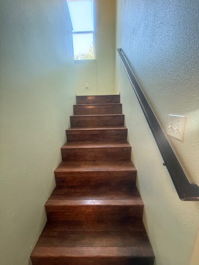 Building Photo - Beautiful West Eugene Home