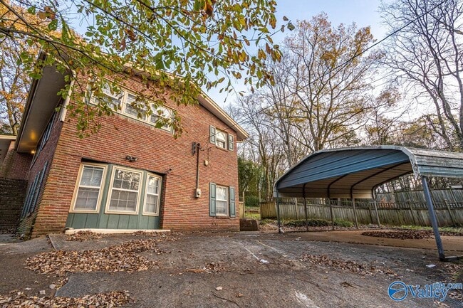 Building Photo - 702 Chambers Dr NE