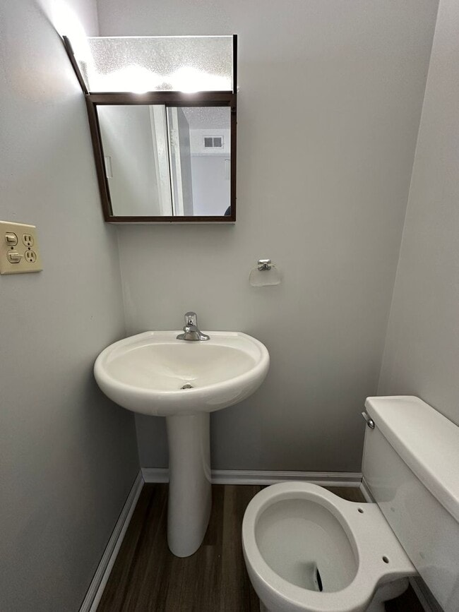 Building Photo - 2 Bedroom / 1.5 bath Townhouse, Kingsport TN