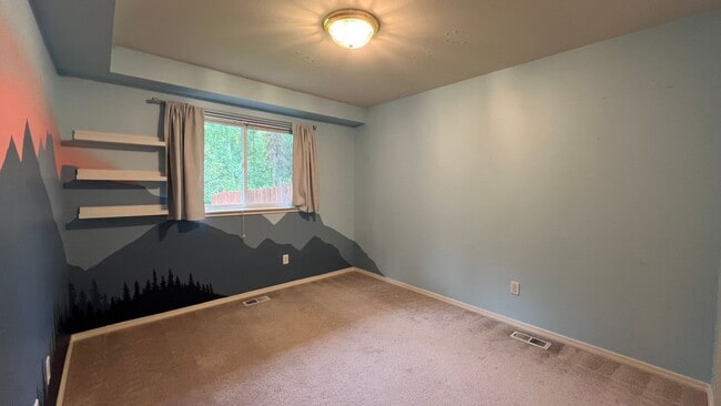 Building Photo - (3) Bedroom, (2) Bathroom Townhouse in Ind...