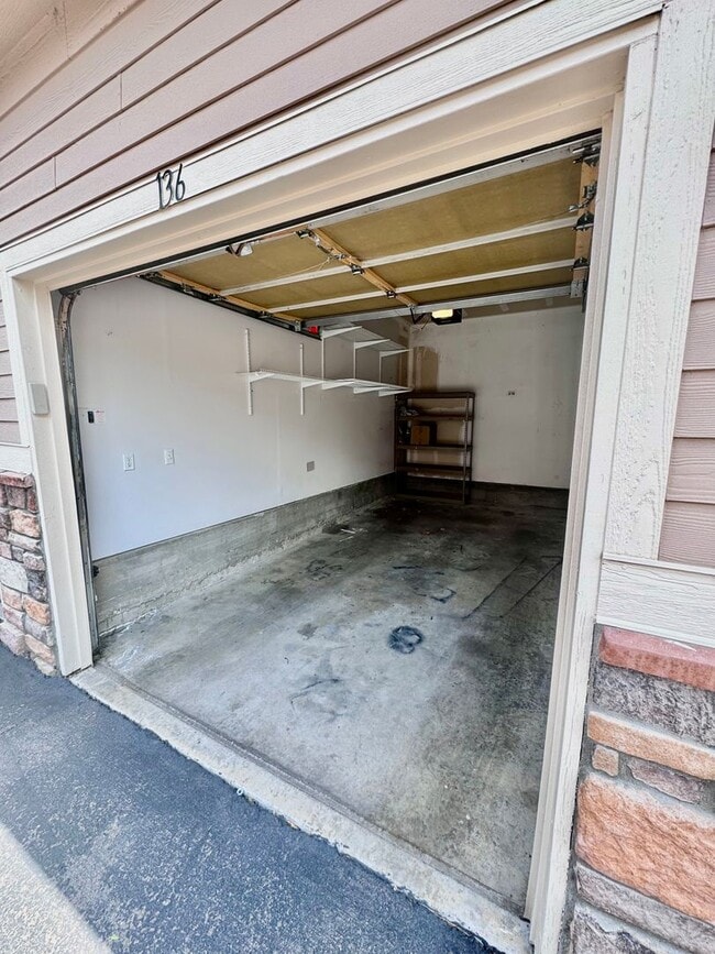 Building Photo - July 1st Move in! Top Floor 2 Bed / 2 Bath...