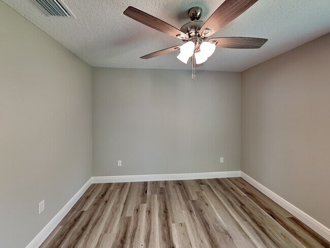Building Photo - 9399 N Del Rio Way