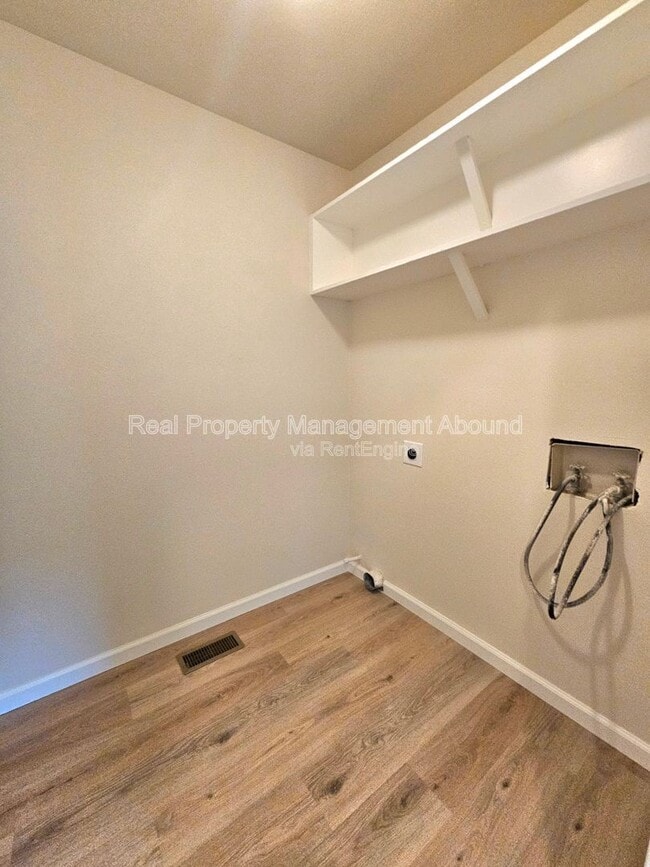 Building Photo - 1611 N Hickory Ave