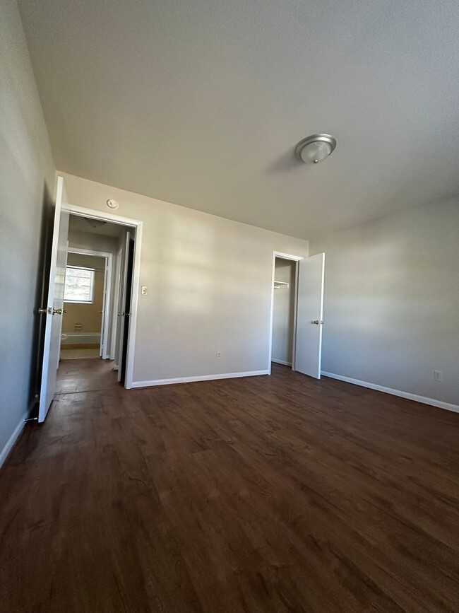 Building Photo - 2 Bedroom, 1 bathroom on the East-Side. Mo...