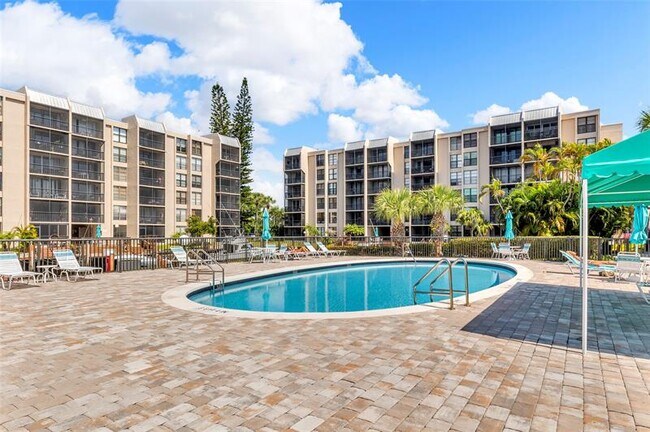 Building Photo - 7 Royal Palm Way