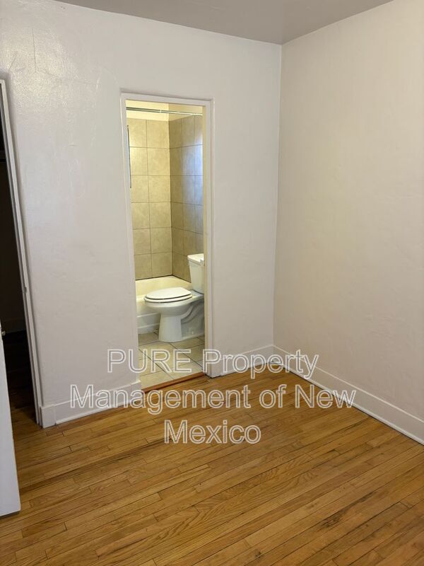 Building Photo - 124 Aliso Dr NE