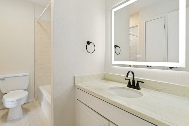 Building Photo - Beautifully Updated 2-Bedroom Condo in Gated Indian Creek Community!