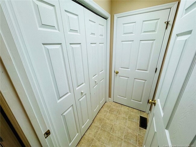 Building Photo - 616 Amberdale W Cir