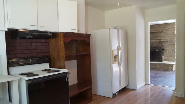 Building Photo - Spacious 3 bedroom and 1 bathroom