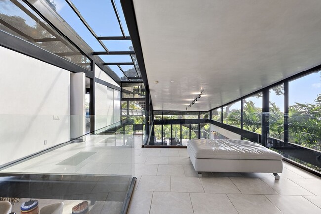 Building Photo - Tantalus Glass House: Modern Luxury with S...