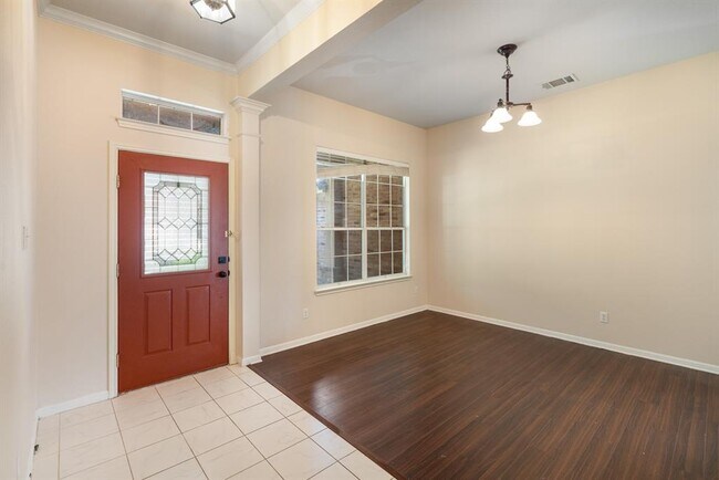 Building Photo - 1511 Weatherford Dr