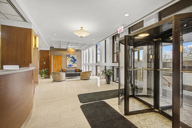 Building Photo - 1660 N La Salle Dr