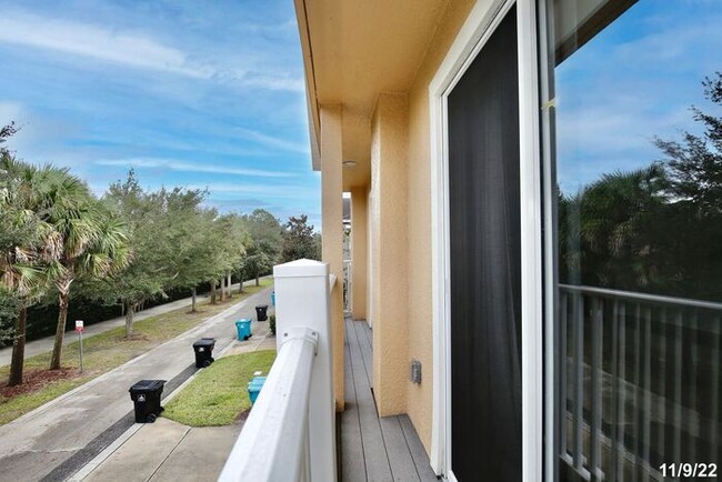 Building Photo - Beautiful 2/2 Spacious Condo with 1 Car Ga...