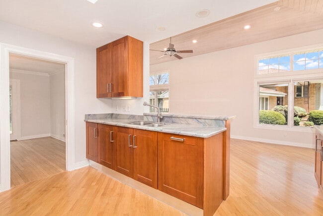 Building Photo - 924 Brookline Ln