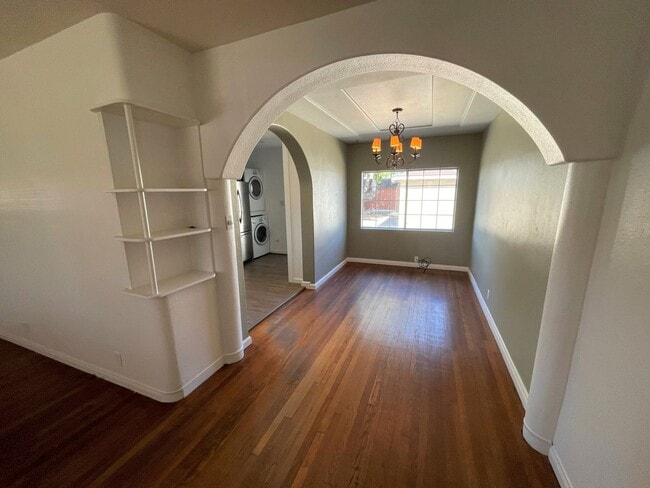 Building Photo - Midtown Ventura Bungalow