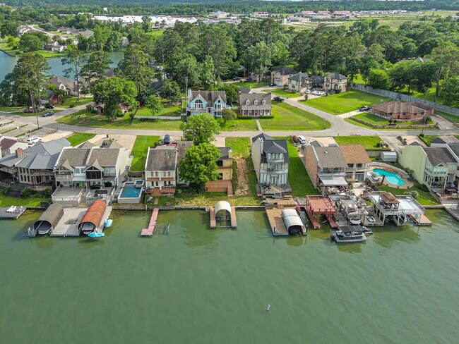 Building Photo - Experience the ultimate in lakefront lifes...