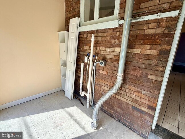 Building Photo - 400 W 3rd St