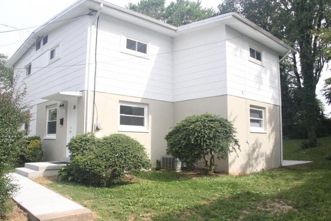 Building Photo - 10717 Maple St