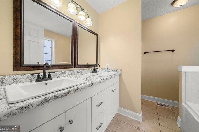 Building Photo - 198 Lakeview Dr