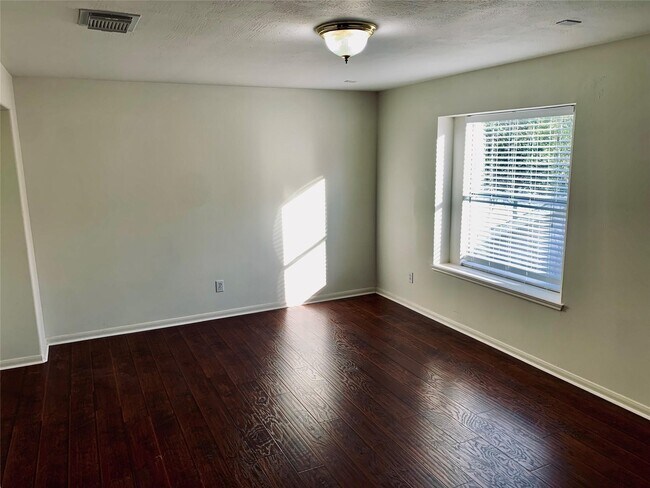 Building Photo - 8846 Gas Light Village Dr