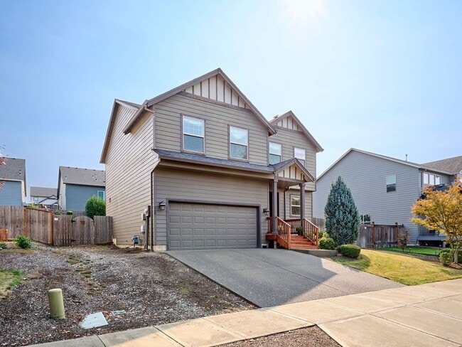 Building Photo - Beautiful 4 bedroom/2.5 Bath Home On Large...