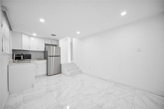 Building Photo - 411 SW 34th Ave