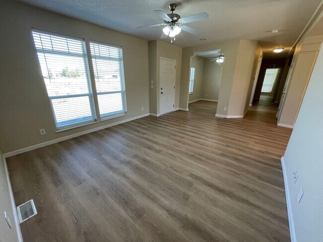 Building Photo - Quiet, spacious property!