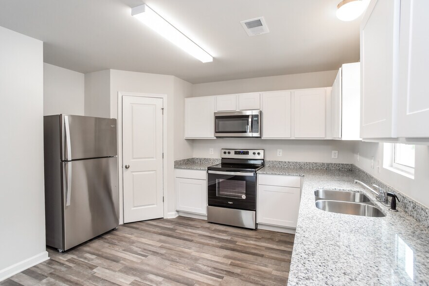 Building Photo - 4047 Lake Russell Dr