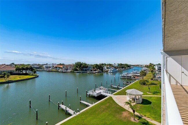 Building Photo - 719 Pinellas Bayway S