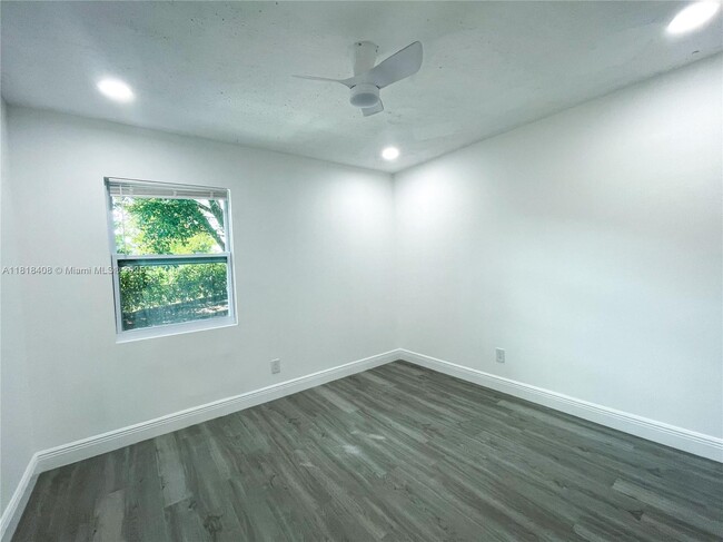 Building Photo - 7915 NW 73rd Ave