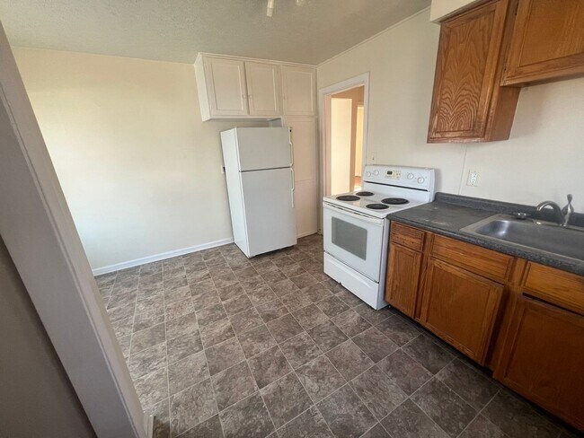 Building Photo - Lovely Longfield 2 Bedroom