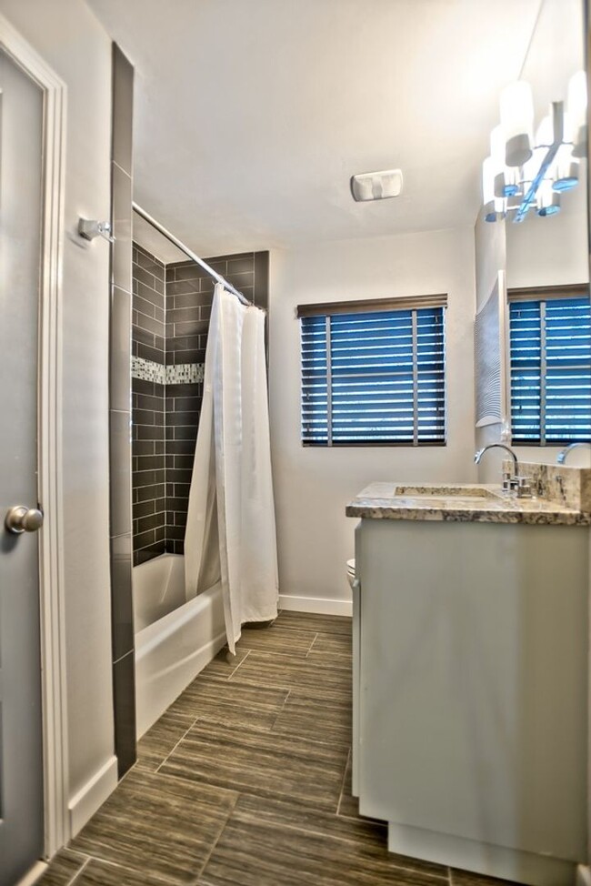 Building Photo - Gorgeous Single Family Home Located In Midtown. Huge Fenced in Backyard!