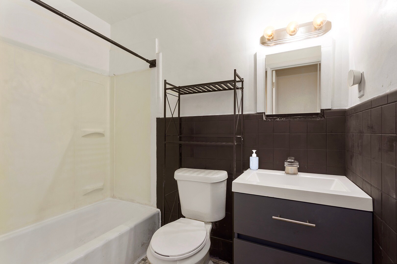 Building Photo - 9711 E 18th St S