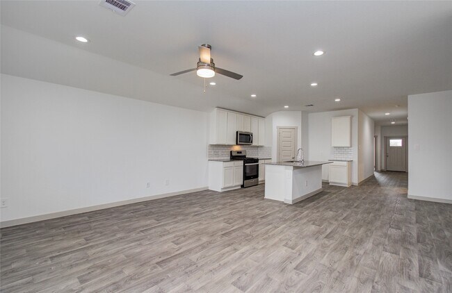 Building Photo - 10602 Great Basin Dr