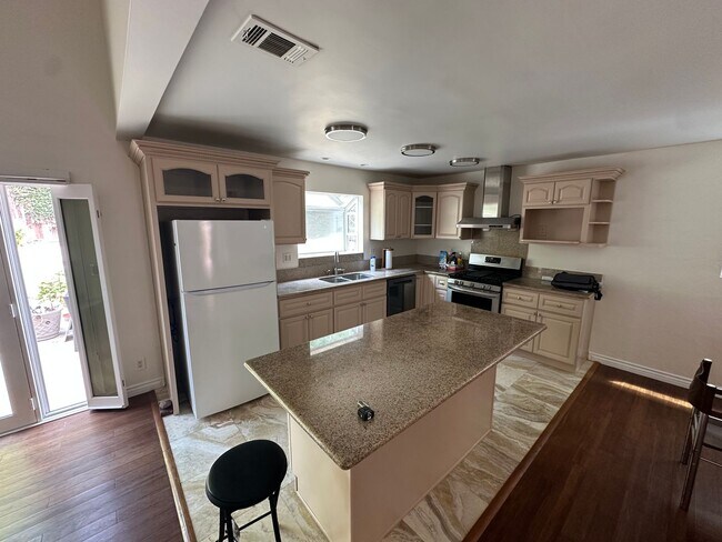 Building Photo - Charming Playa Del Rey Home with Spacious ...