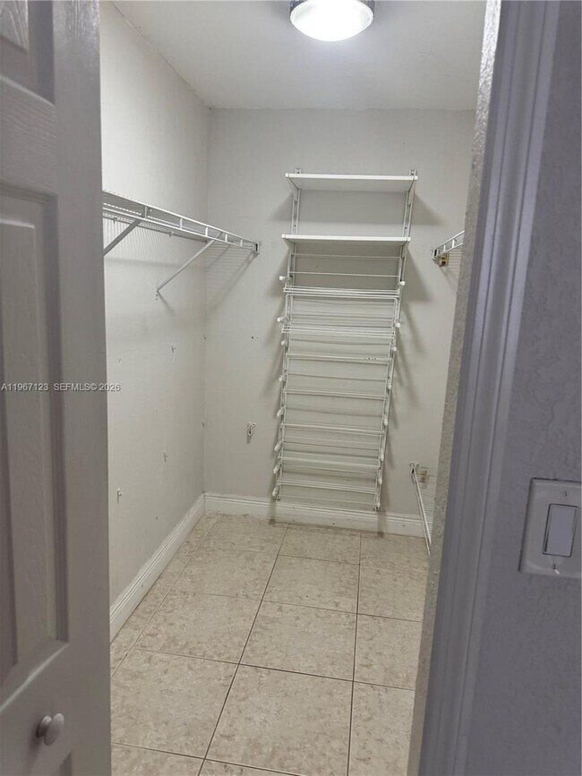 Building Photo - 14421 N Kendall Dr