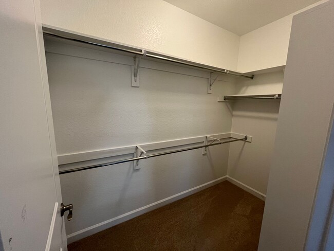 Building Photo - 4 Bedroom, 3.5 Bath Condo in Coveted Spenc...