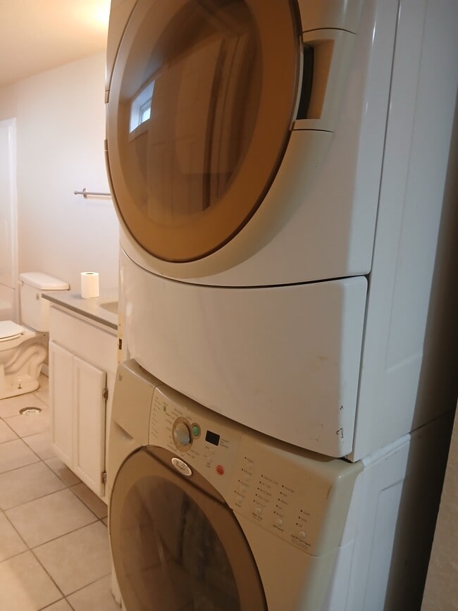 Building Photo - 711 S Poplar St