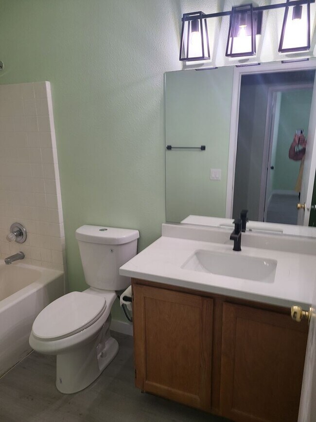 Building Photo - 3 BDRM 2.5 BATH GATED TOWNHOME