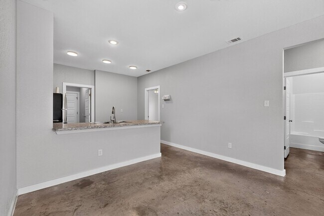 Building Photo - 213 S Baugh St