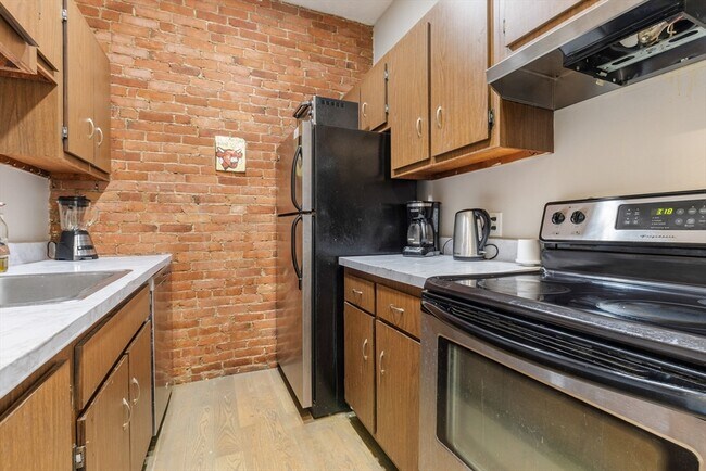 Building Photo - 142 Chandler St