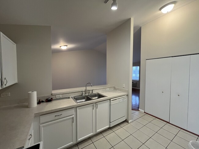 Building Photo - 1127 Silverstone Dr