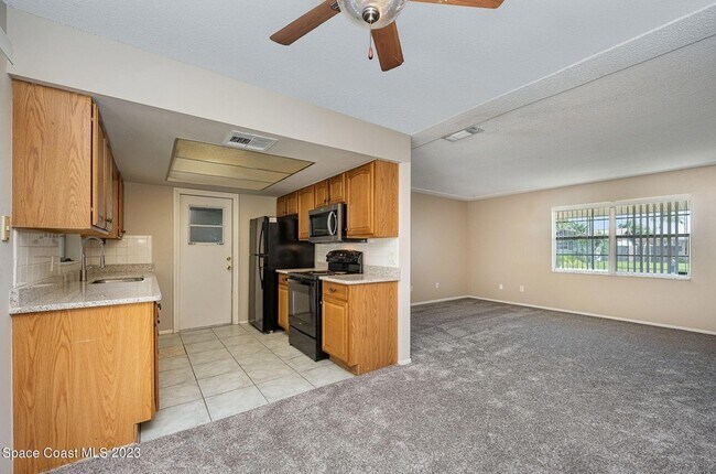 Building Photo - 608 Sacre Coeur Dr