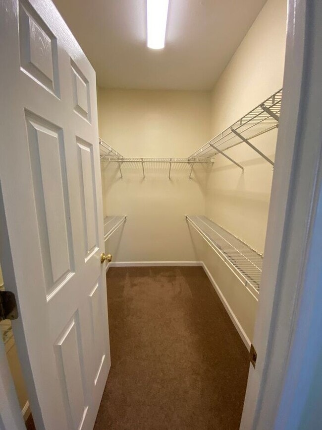 Building Photo - Students Welcome! 4BR home, Open layout, l...