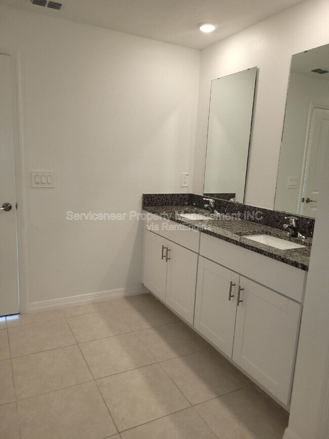 Building Photo - 2240 Gatsby Ln