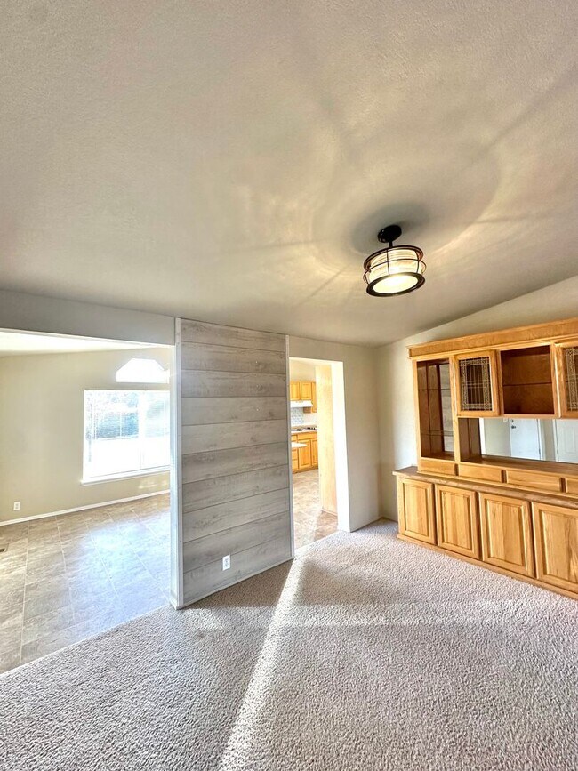 Building Photo - Light & bright single level home in NE Bend!