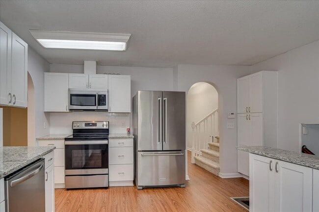 Building Photo - 303 Meadowlake Dr