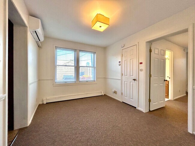 Building Photo - Cresent NE Apartments