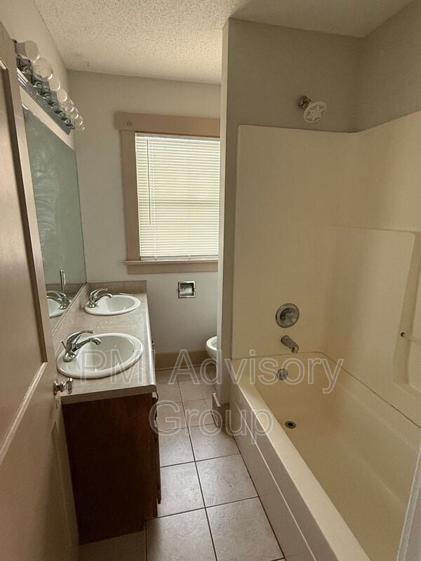 Building Photo - 1241 SW Macvicar Ave